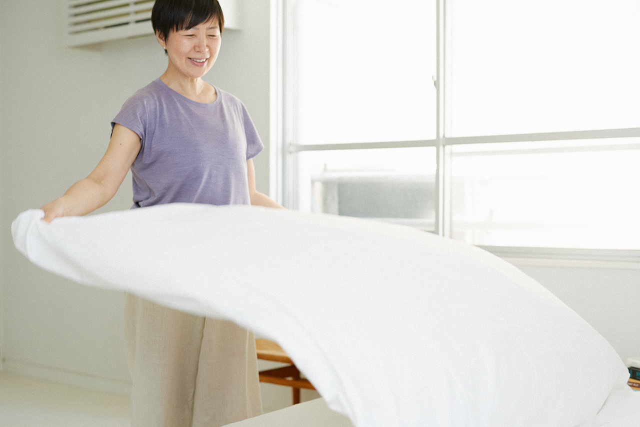 湿気のこもりやすい梅雨でも、こうやって端を持ってバサバサと振りさばけば、すぐにボリューム感が戻るという、驚きの素材。