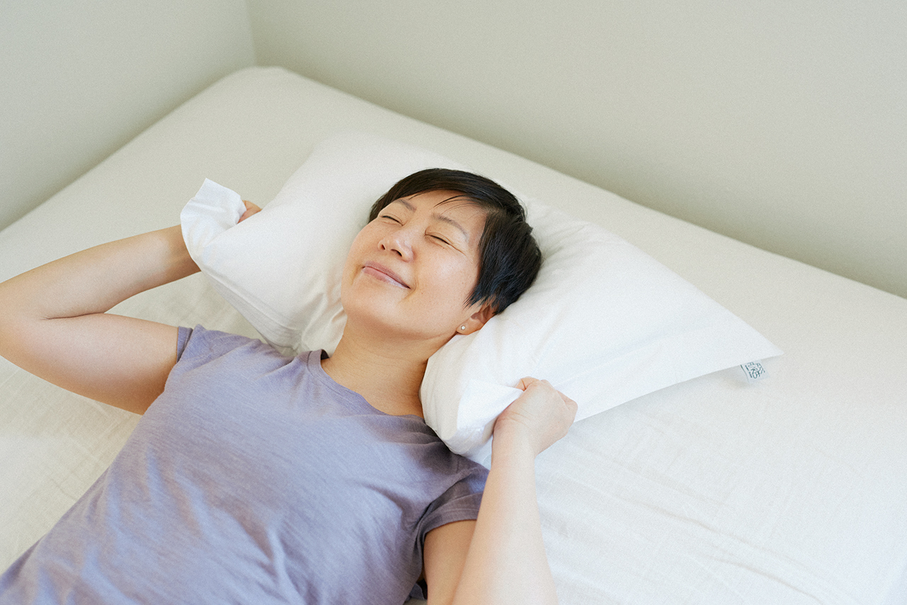 両端を持って首の下のあたりまでピローをぐいぐい引っぱると、さらに密着度アップ。私の体の形に合わせて、ピローが変形してくれる感じ。
