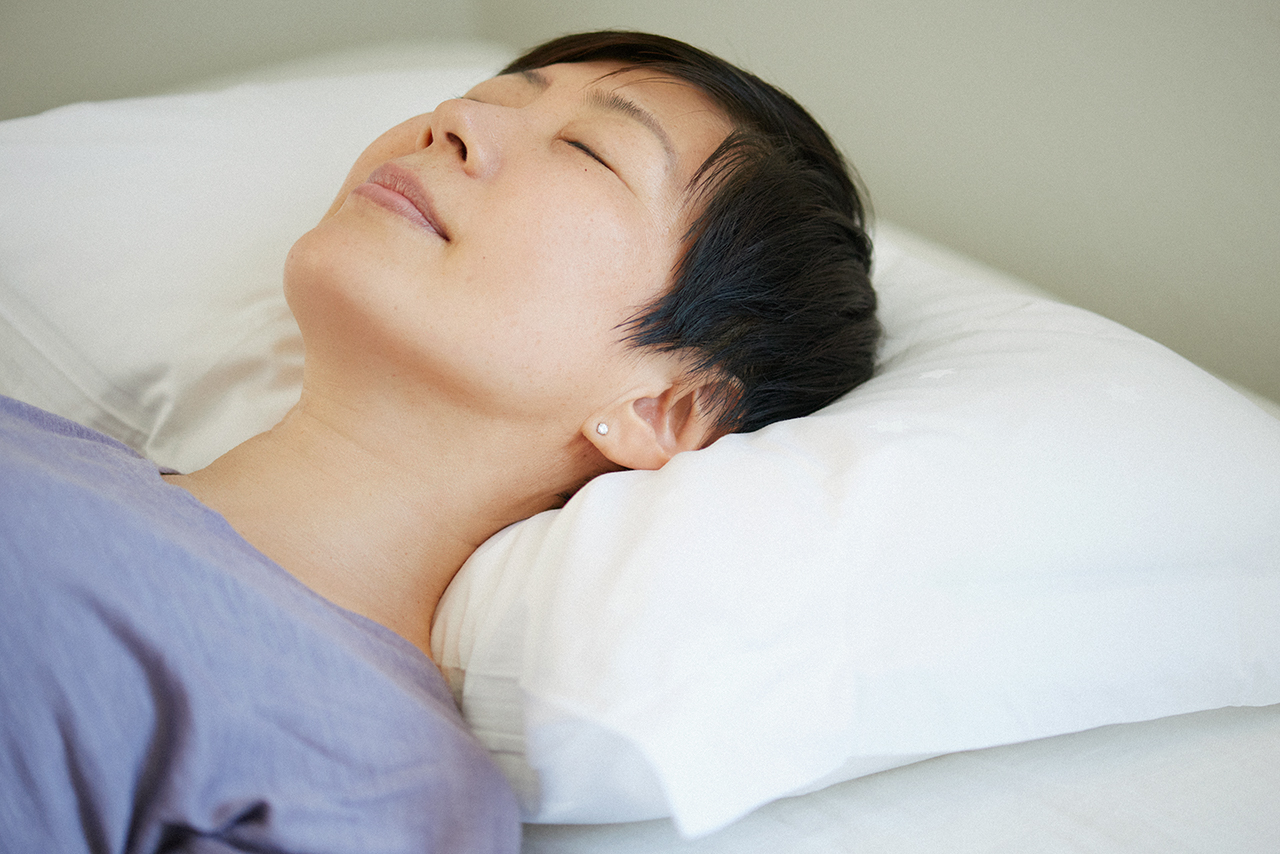 金子さんの首と頭が心地よくホールドされて、ラクそうに見えます。しかも、通気性がよく熱がこもりにくい素材なので、ここまで密着していても涼しく眠れるのもありがたいポイント。