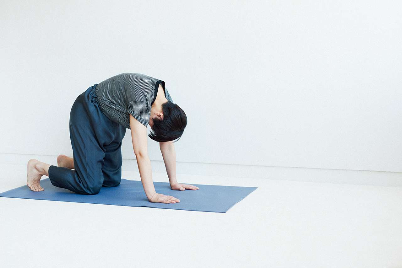 ピラティスのこういった動きで肩甲骨や肋骨の動きをよくすることで、ストレートネックのつらさもやわらぐそう。