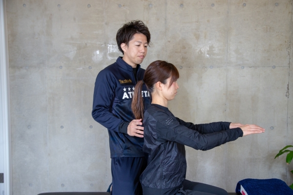 前に重心がいってしまうと背もたれをつかうようになる。