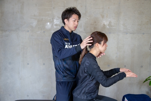 足の付け根に重心があったのが、仙骨に重心が移る。