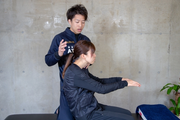 猫背が出来上がる。