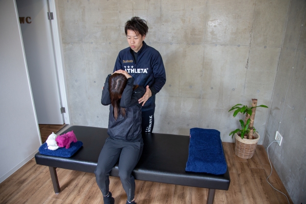 そのままあたまを挟むようにして、ぎゅーっと前に倒します。