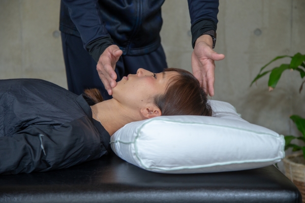 カイロプラクティック ピローは仰向けでもしっかり首を支えてくれる。